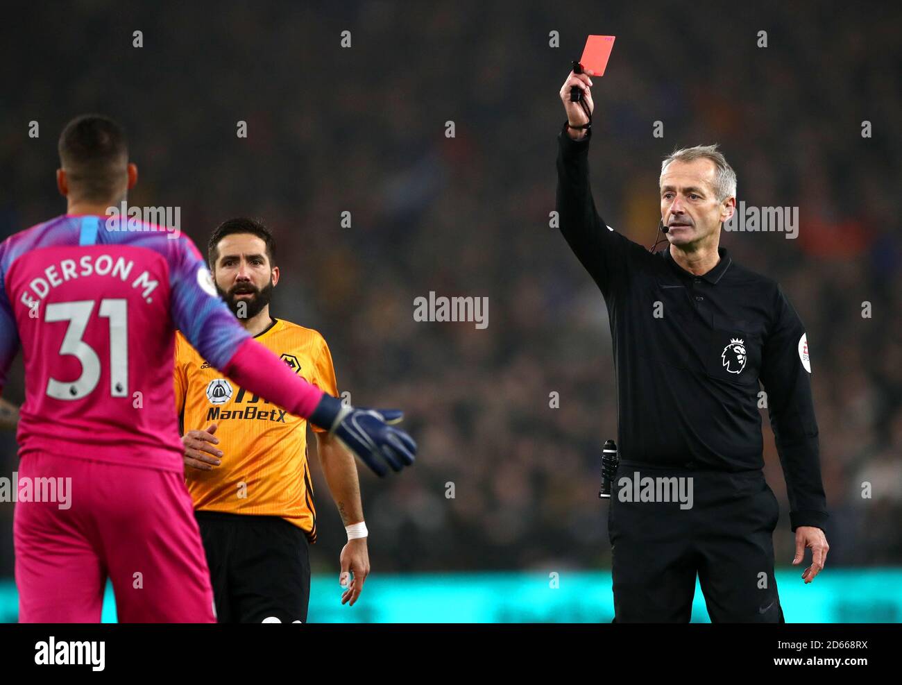 Вратарь получил красную карточку. Удаление с поля. Локомотив химки гильерме. Красная карточка в футболе. Вратарь красная карточка.