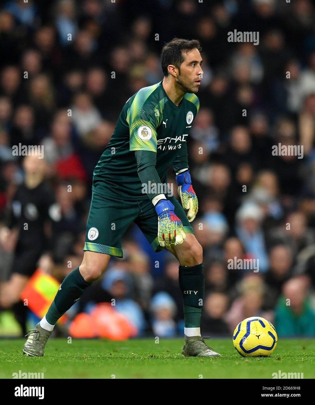 Manchester City goalkeeper Claudio Bravo celebates his side's second goa Stock Photo