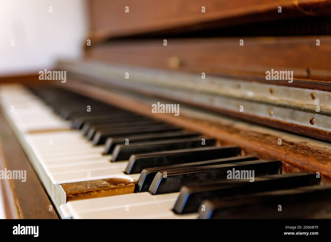 Upright Piano High Resolution Stock Photography and Images - Alamy