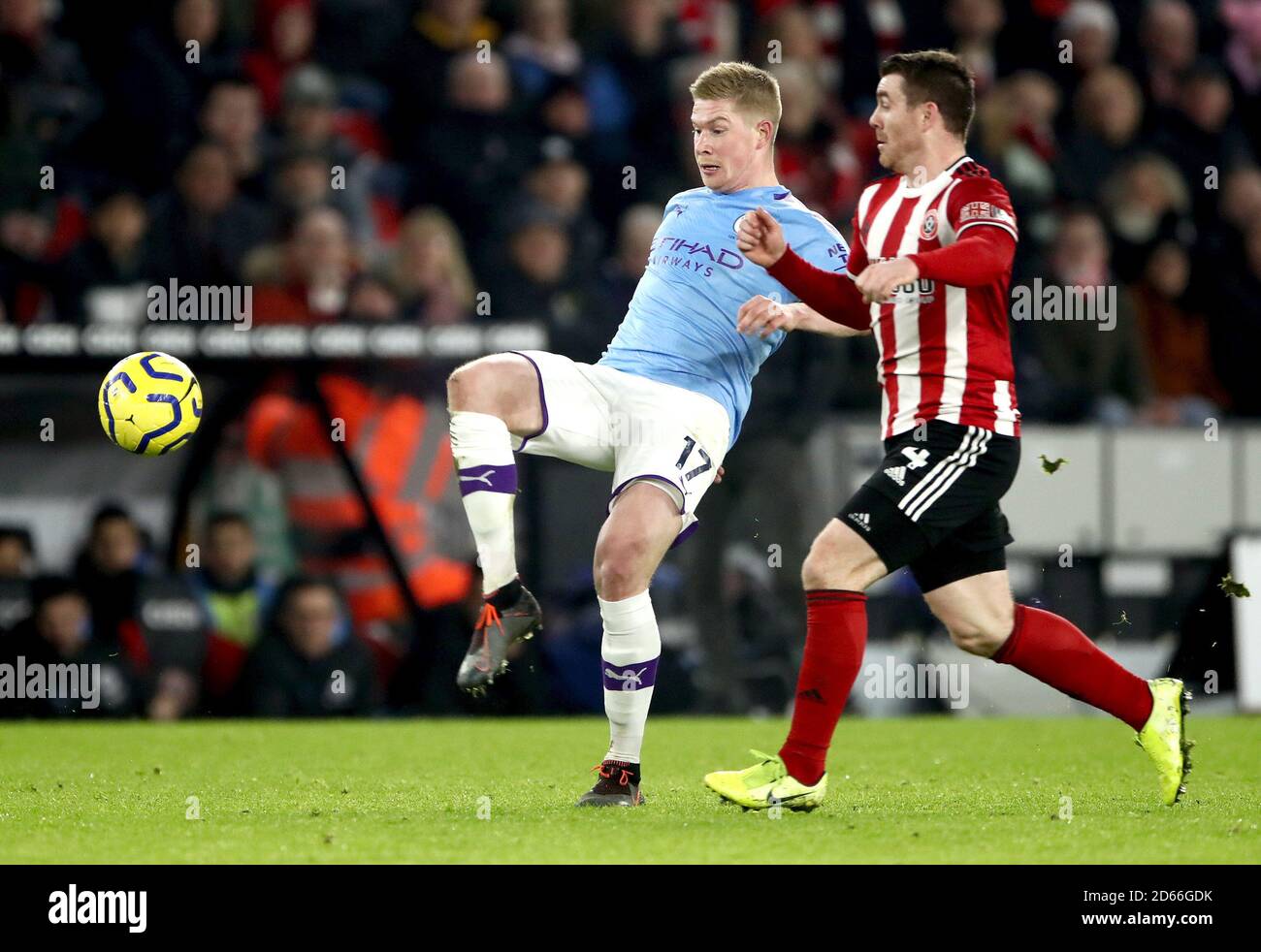 Manchester City's Kevin De Bruyne (left) and Sheffield United's John Fleck battle for the ball Stock Photo