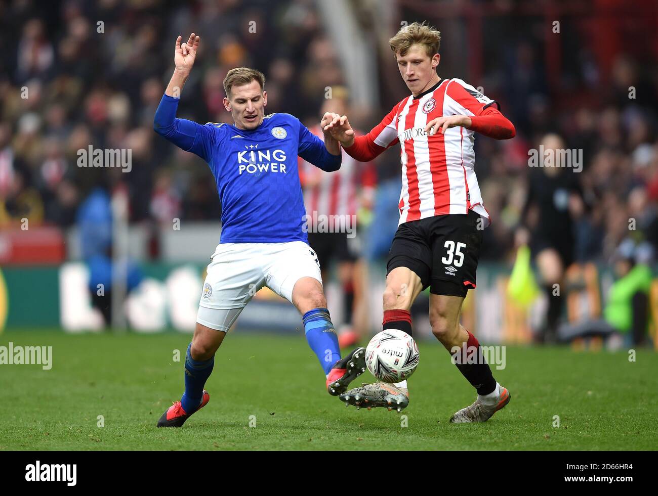 Leicester City's Marc Albrighton (left) and Brentford's Mads Roerslev Rasmussen battle for the ball Stock Photo