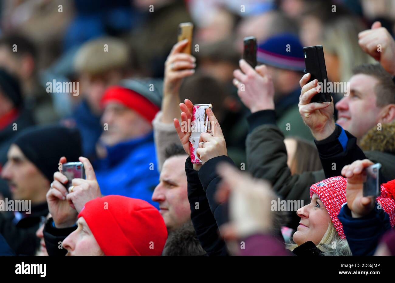 Crowd pictures on phones hi-res stock photography and images - Alamy