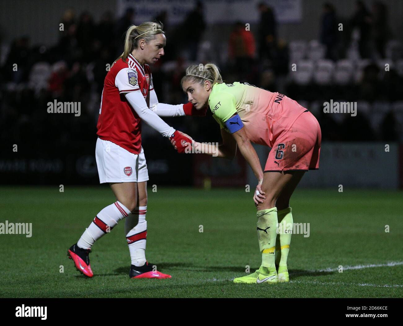 Arsenal's Jordan Nobbs (left) consoles Manchester City's Steph Houghton  after the game Stock Photo - Alamy