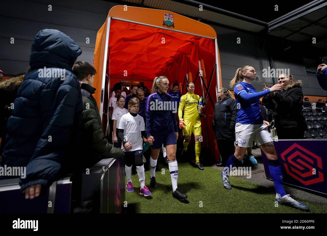 Tottenham Hotspur and Everton players walk out for the start of the match Stock Photo