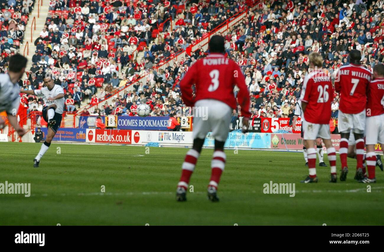 Bolton Wanderers' Youri Djorkaeff scores his 2nd goal by curling the ball over and around the Charlton wall Stock Photo