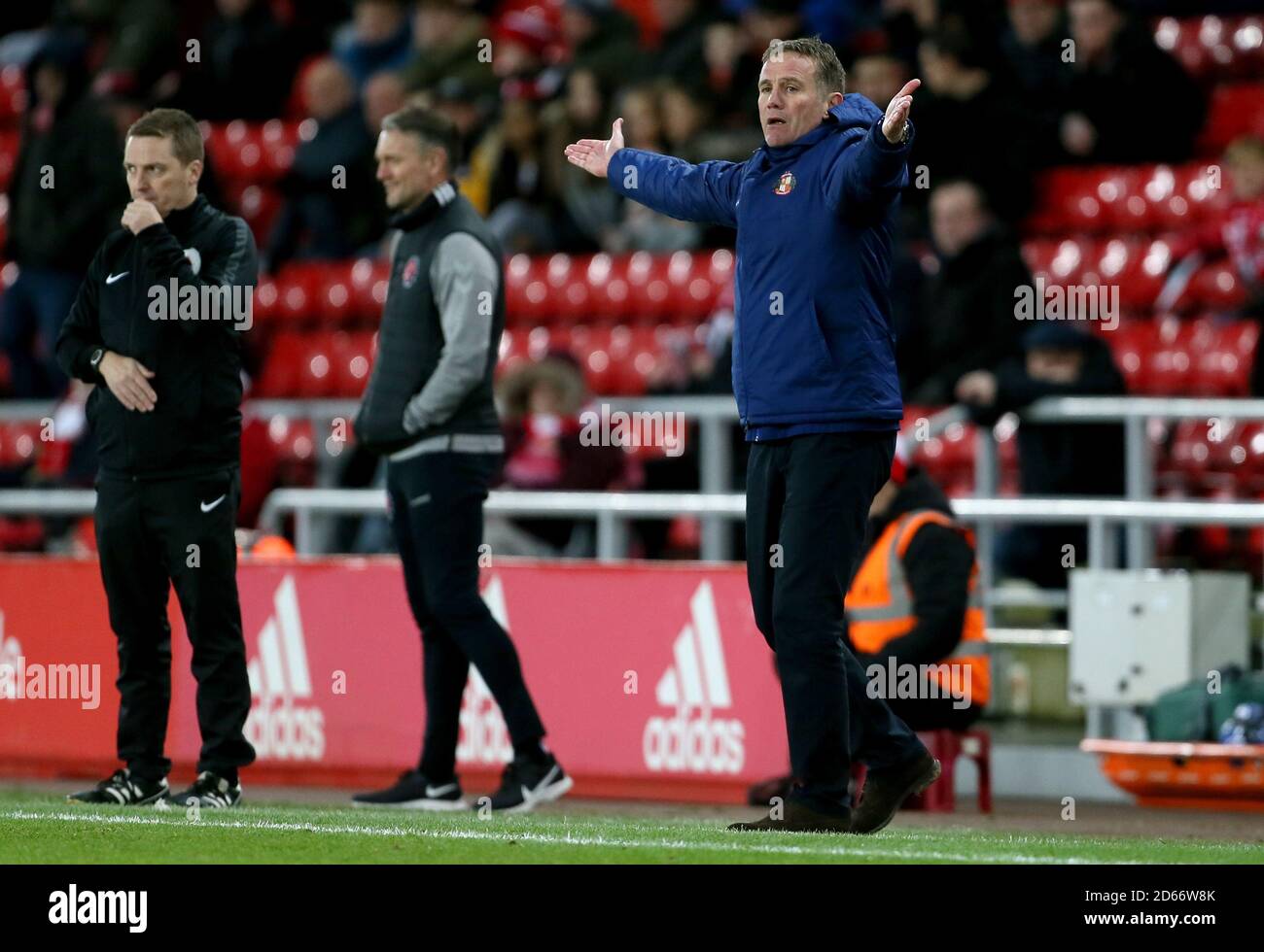 Sunderland manager Phil Parkinson on the touchline Stock Photo Alamy