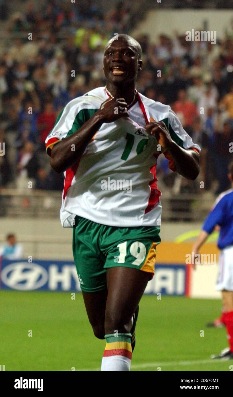 Senegal's Papa Bouba Diop celebrates scoring against France Stock Photo -  Alamy