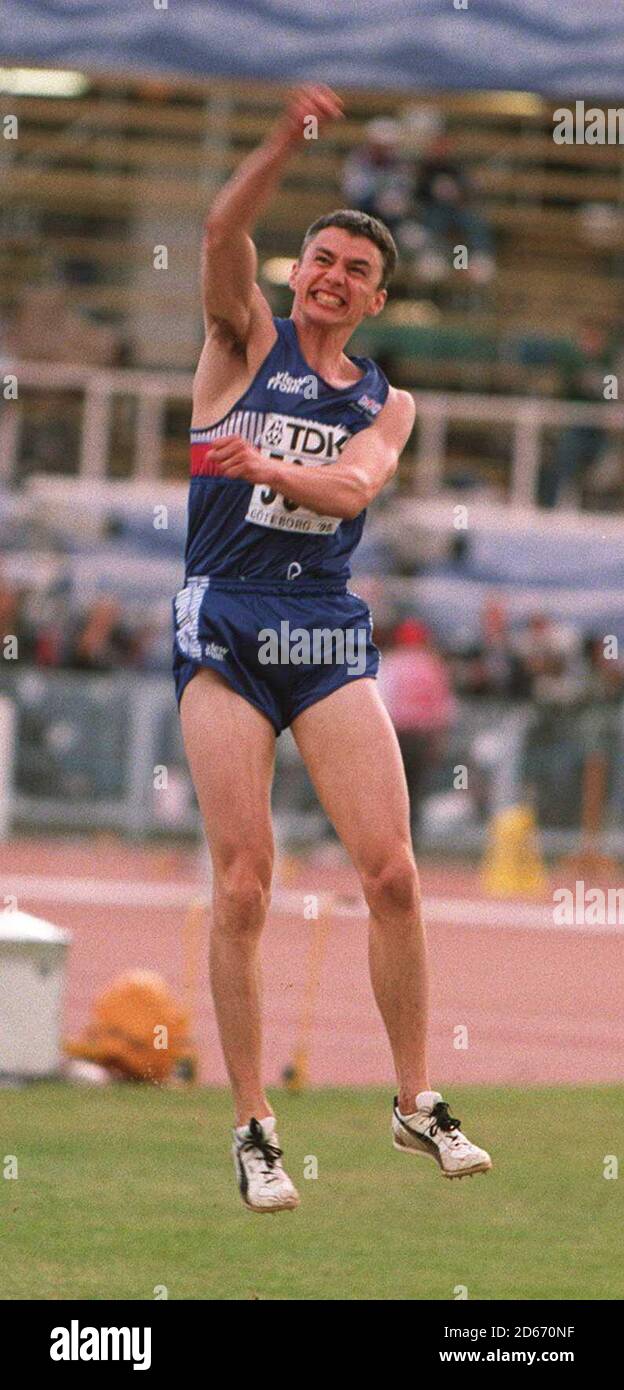 7/8/95. World Athletics, Gothenburg ..Jonathan Edwards celebrates his new  World Record in the Triple jump Stock Photo - Alamy