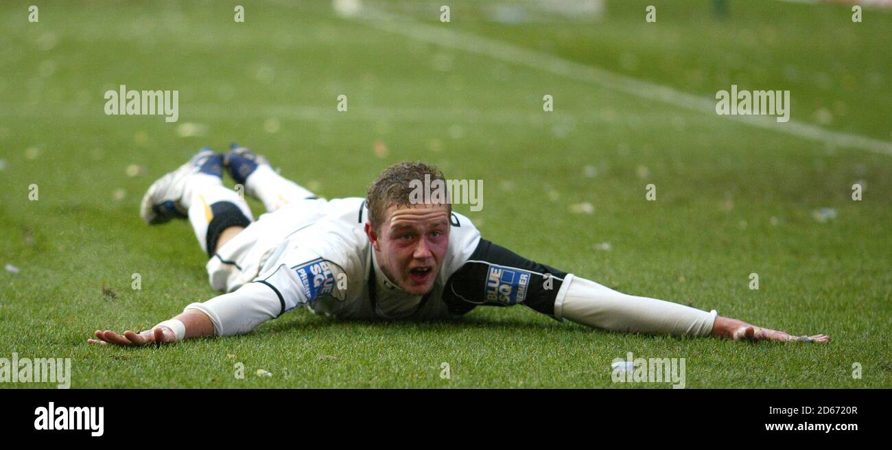 Cambridge United's Scott Rendell celebrates his goal against ...