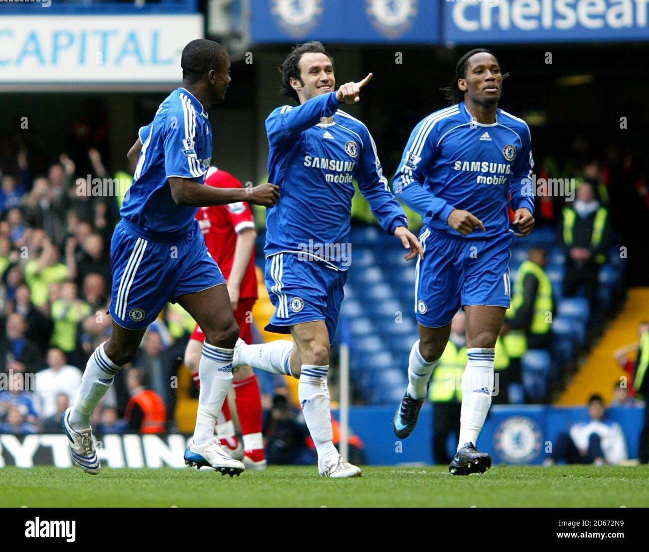 Chelsea's Ricardo Carvalho (m) celebrates scoring his sides first goal of the match with teammates Didier Drogba (r) and Salomon Kalou Stock Photo