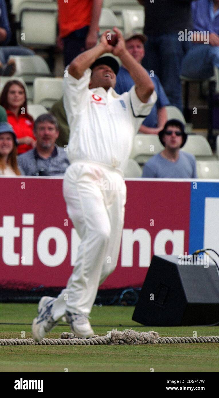 England's Mark Butcher holds onto a high ball from  South Africa's Herschelle Gibbs to dismiss him off the bowling of Michael Vaughan Stock Photo