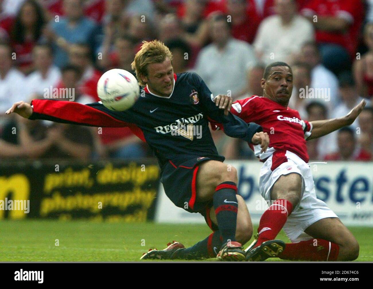 NOttingham Forest's Des Walker battles for the the ball with Sunderland's Michael Proctor Stock Photo