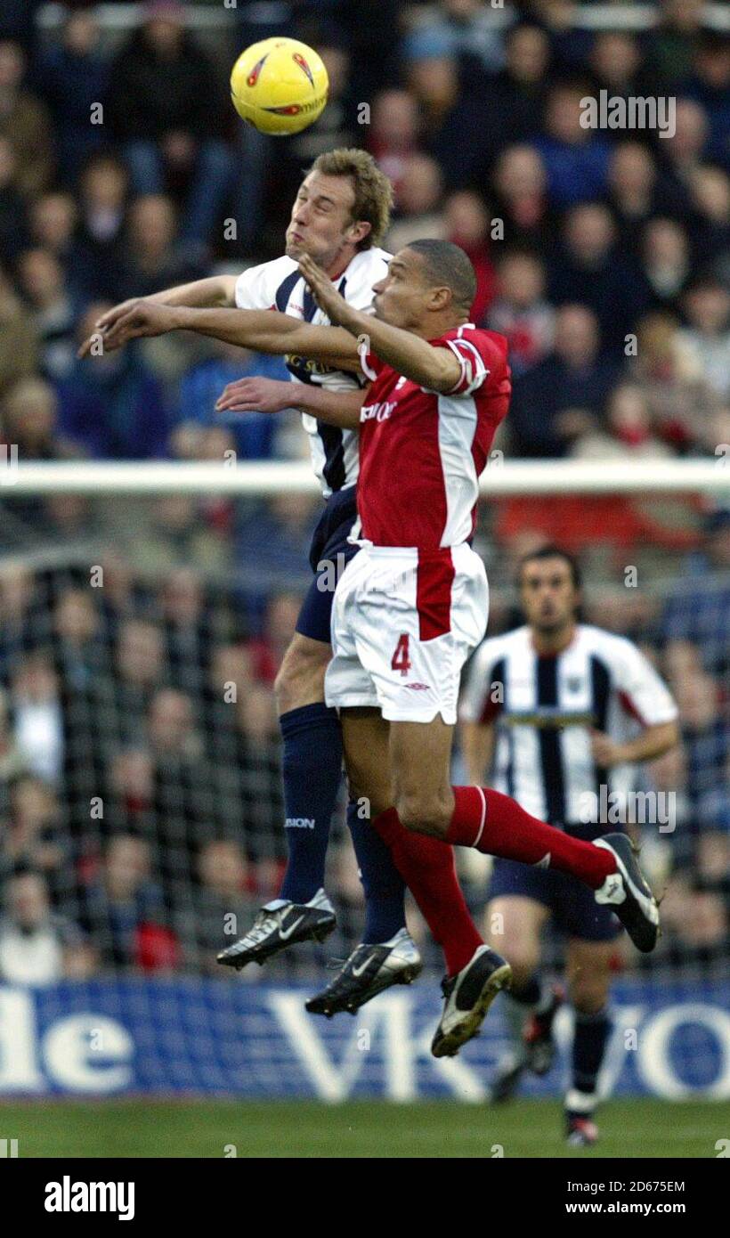 Nottingham Forest's Des Walker and West Bromwich Albion's Rob Hulse Stock Photo