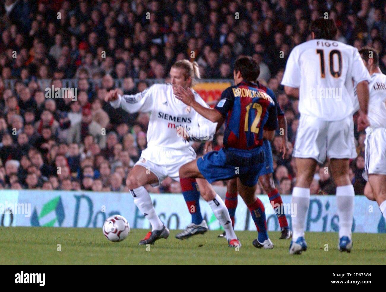 Real Madrid's David Beckham takes on Barcelona's Giovanni van Bronckhorst Stock Photo