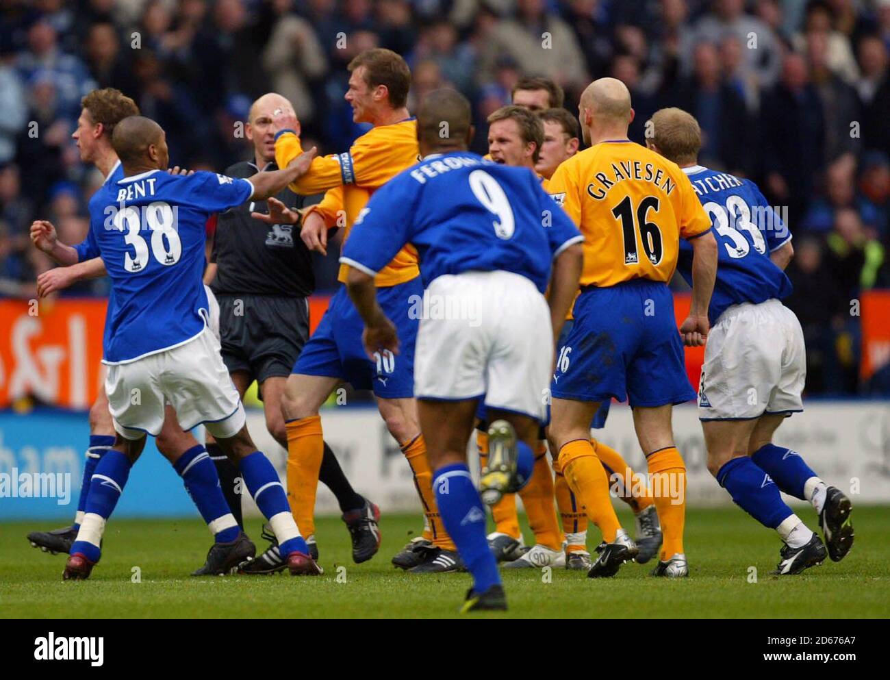 Everton's Duncan Ferguson lashes at Leicester City's Freund after being shown a red card Stock Photo - Alamy