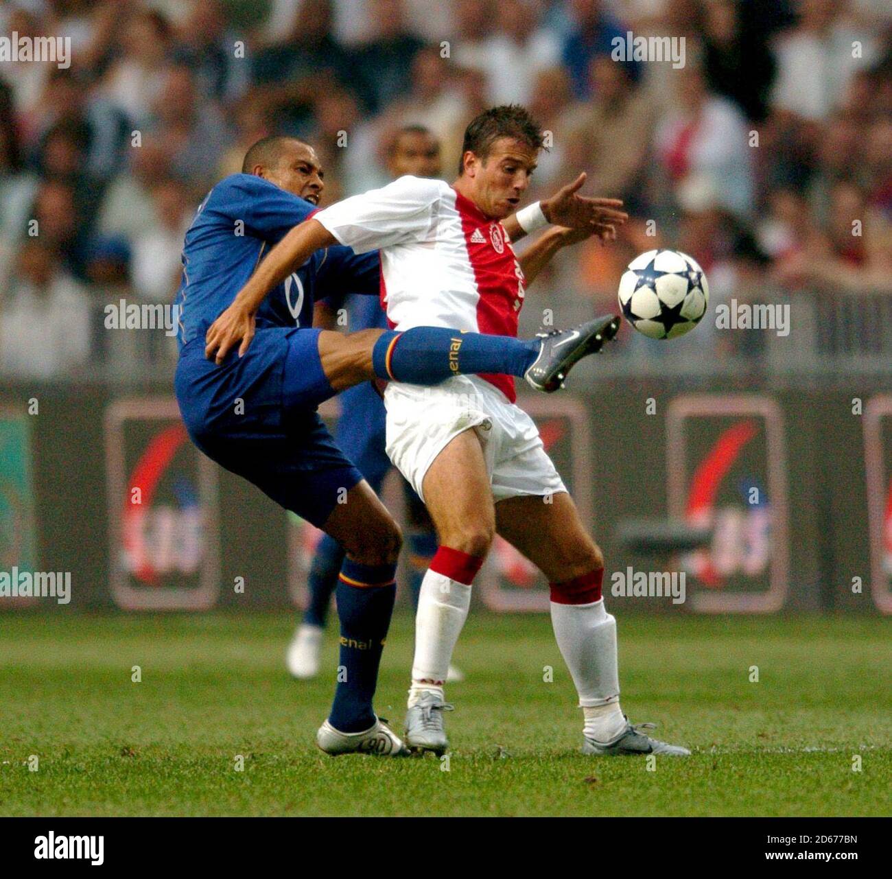 Ajax's Rafael van der Vaart is tackled by Arsenal's Gilberto Silva Stock Photo