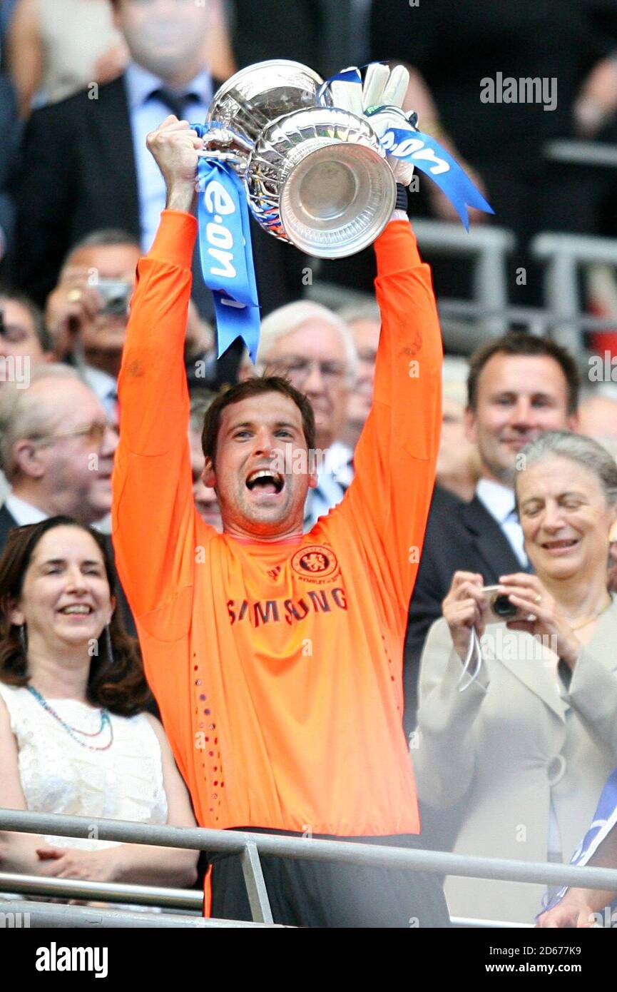 Chelsea goalkeeper Petr Cech lifts the FA Cup Stock Photo Alamy