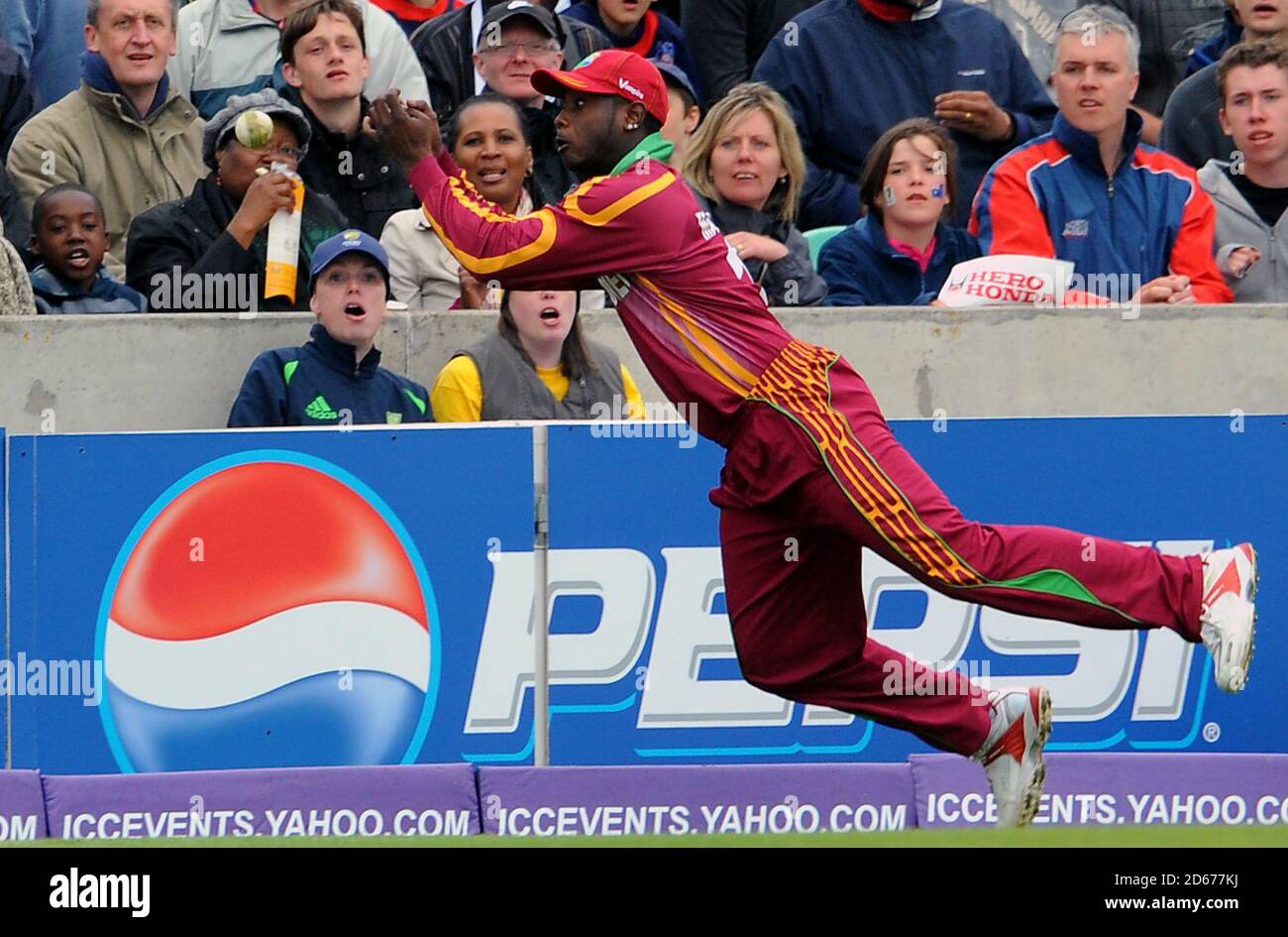 Cricket ball catch hires stock photography and images Alamy