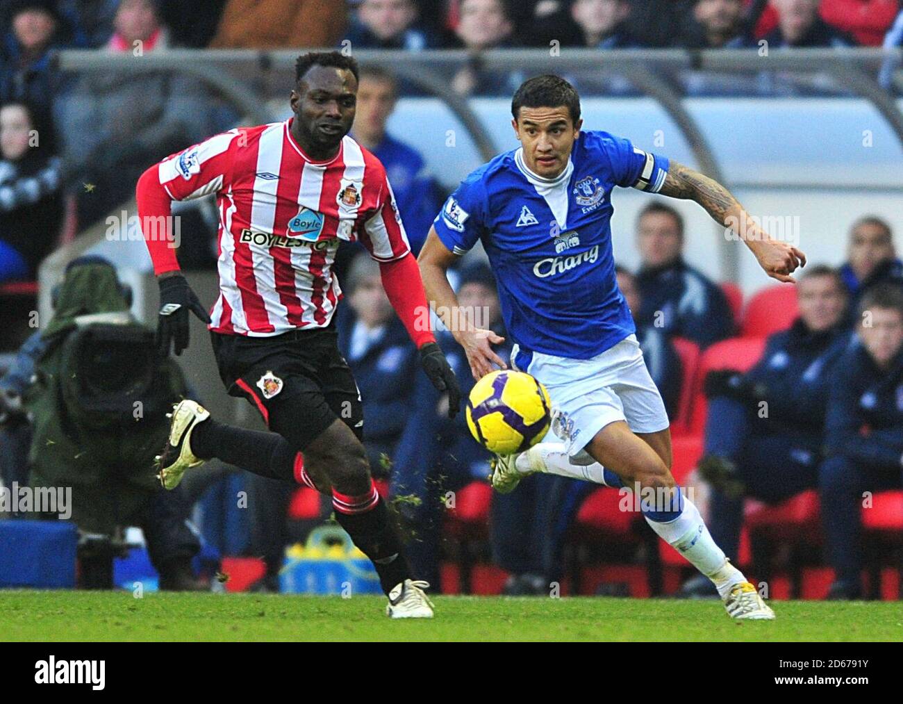 Everton's Tim Cahill (right) and Sunderland's John Mensah battle for the ball Stock Photo