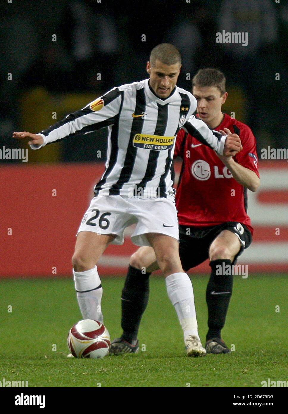 Juventus' Antonio Candreva (left) and Fulham's Chris baird (right) battle for the ball Stock Photo