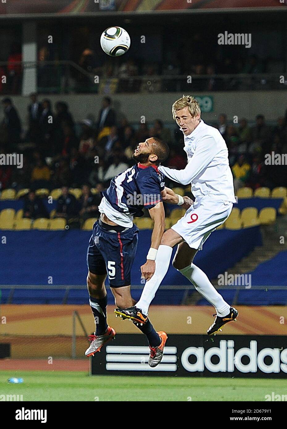 USA's Oguchi Onyewu (left) and England's Peter Crouch (right) in action Stock Photo