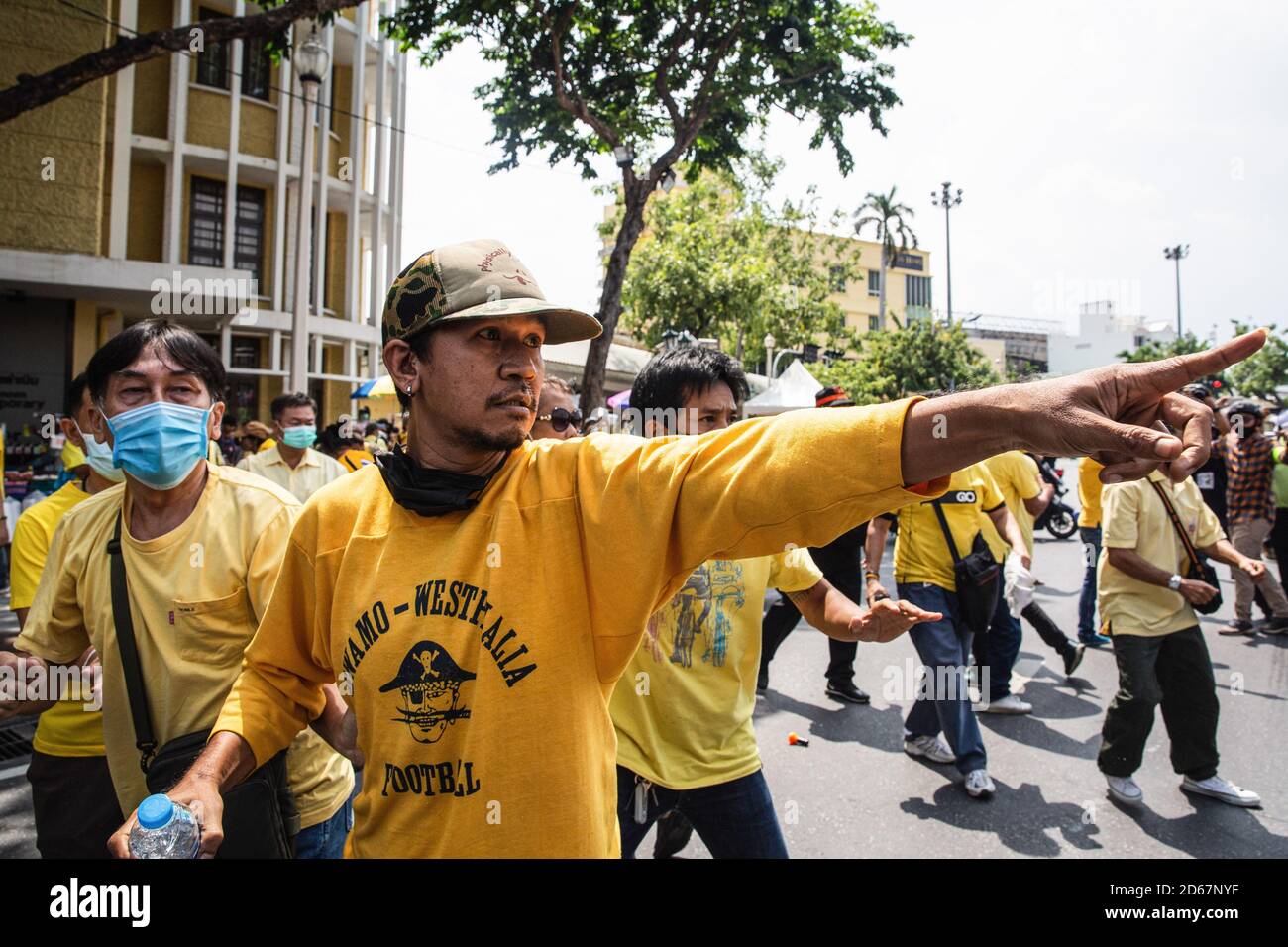 Bangkok, Thailand. 14th Oct, 2020. Yellow shirt protesters (ultra-royalist  group) confront the police during the demonstration.Thousands of Thai  anti-government protesters marched towards Government House in Bangkok  demanding the resignation of ...
