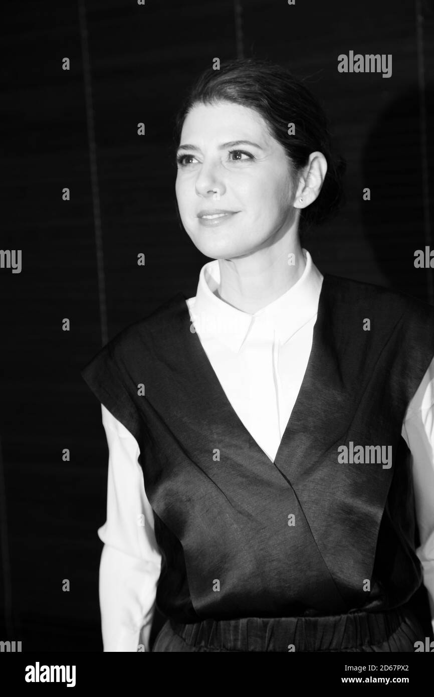 Marisa Tomei posing for The Realistic Jones on Broadway in 2014 Stock Photo