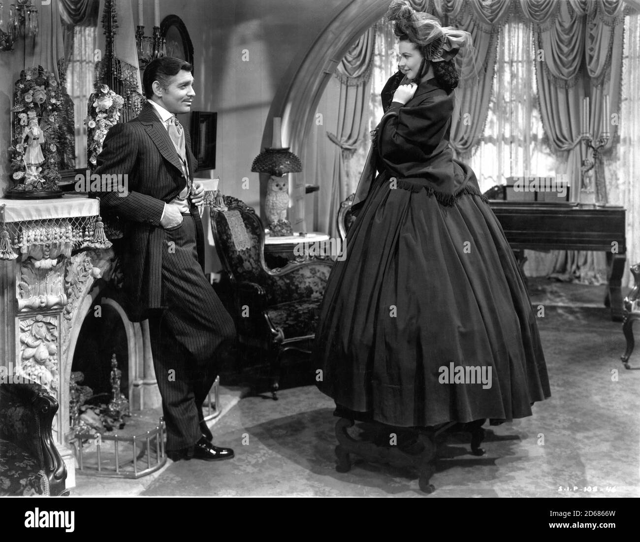 CLARK GABLE and VIVIEN LEIGH in GONE WITH THE WIND 1939 director VICTOR FLEMING novel Margaret Mitchell music Max Steiner costumes Walter Plunkett producer David O. Selznick Selznick International Pictures / Metro Goldwyn Mayer Stock Photo