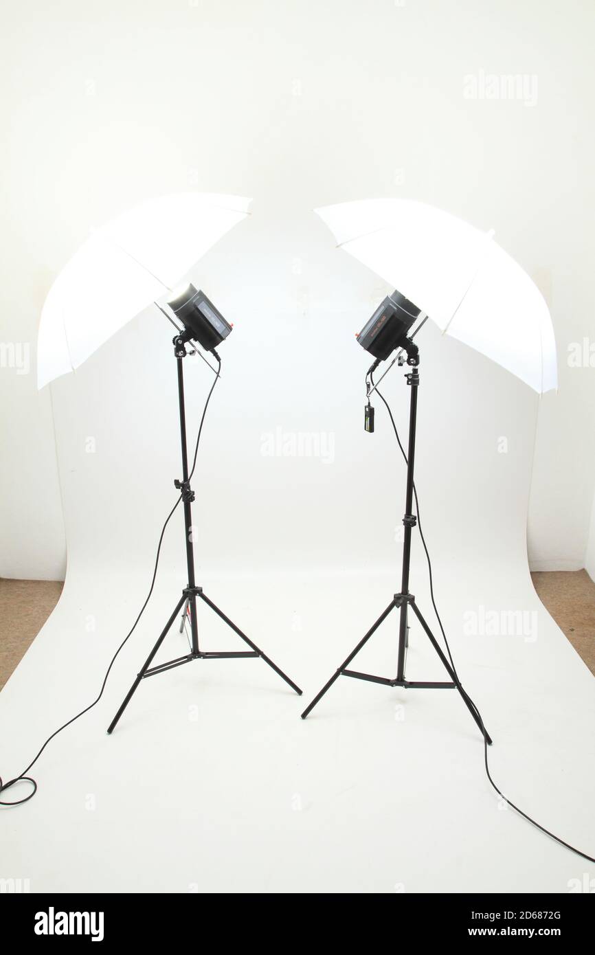 photo studio lights in the empty room Stock Photo - Alamy