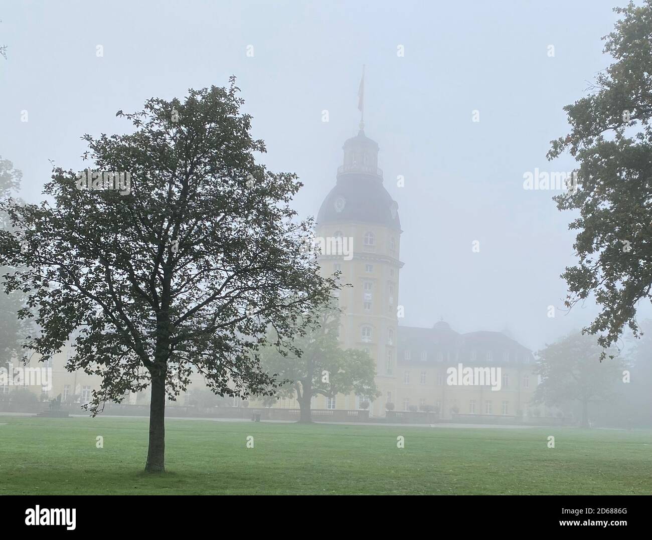 Karlsruher Schlossgarten im Nebel foggy Karlsruhe castle Stock Photo