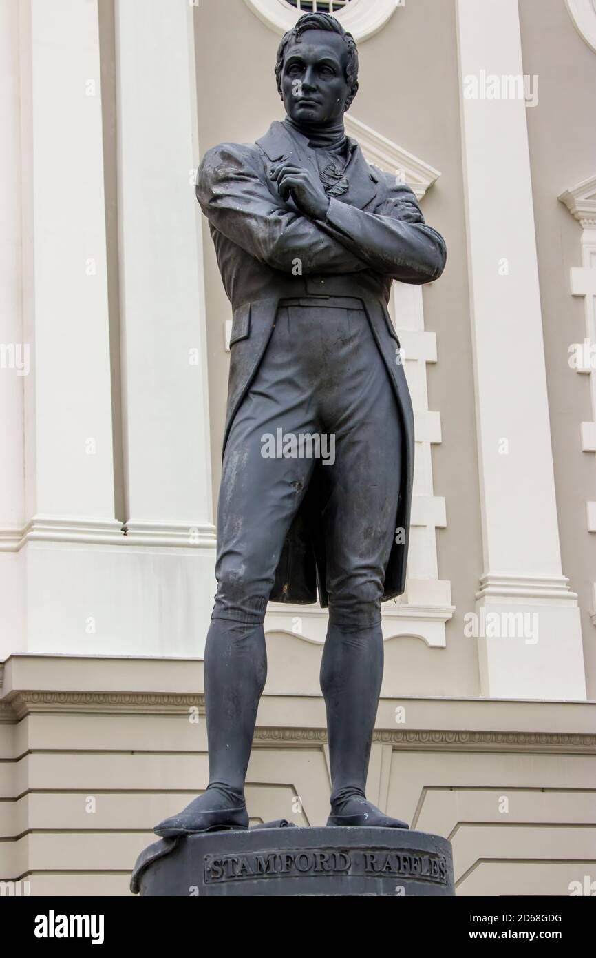 The Stamford Raffles statue in front of the Victoria Memorial Hall and ...