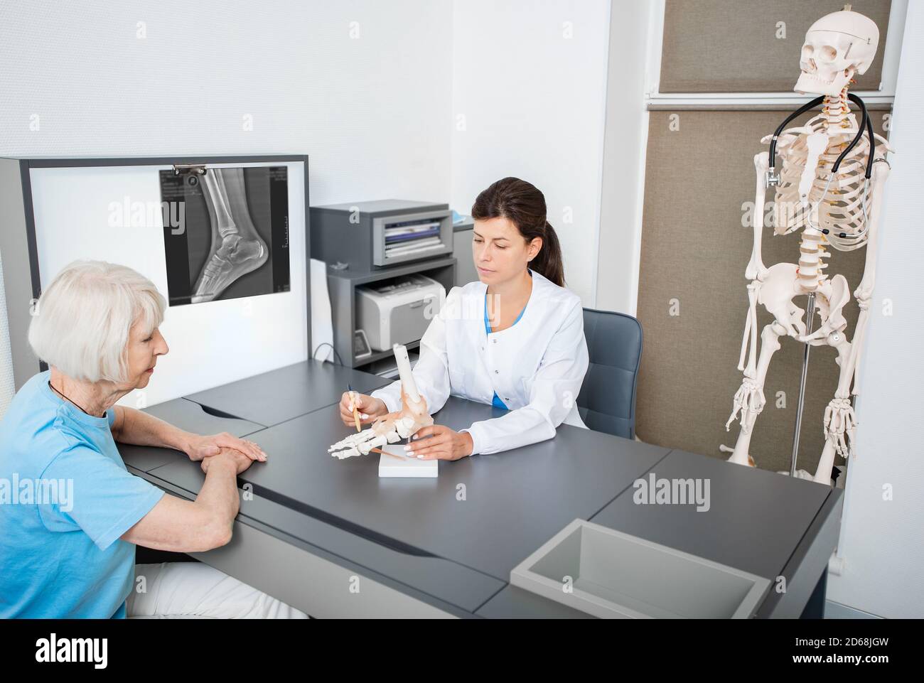 Rheumatologist and senior patient, consultation. Ankle and leg injury. Diagnostics and treatment of arthritis Stock Photo