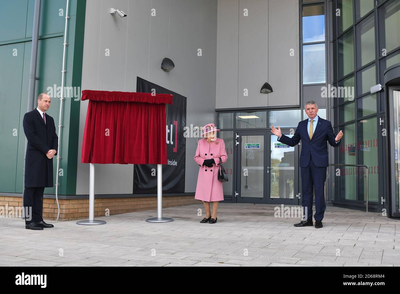 (left to right) The Duke of Cambridge, Queen Elizabeth II and Chief Executive Gary Aitkenhead ahead of the unveiling of a plaque to officially open the new Energetics Analysis Centre at the Defence Science and Technology Laboratory (DSTL) at Porton Down, Wiltshire. Stock Photo