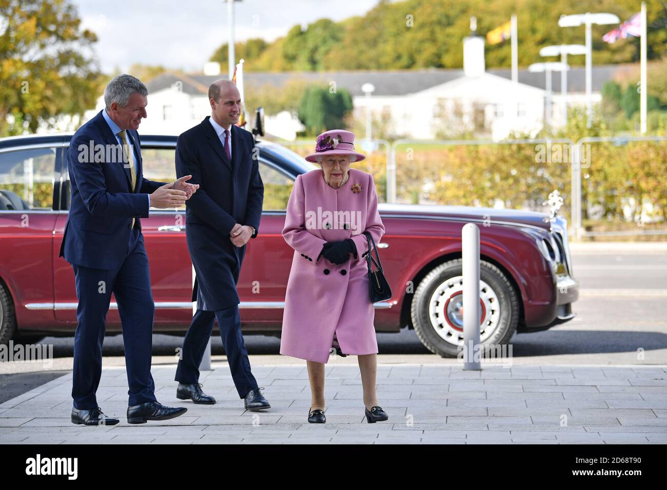 Queen Elizabeth II and the Duke of Cambridge (centre) speak with Chief Executive Gary Aitkenhead (L) as they head back to the Energetics Analysis Centre during their visit to the Defence Science and Technology Laboratory (DSTL) at Porton Down, Wiltshire. Stock Photo