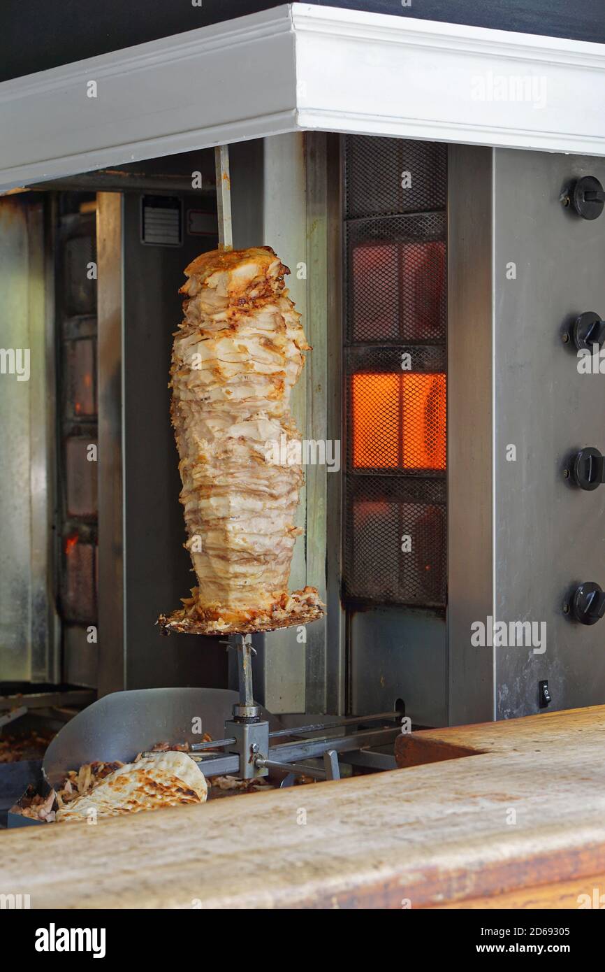 Vertical rotisserie greek chicken gyros grill Stock Photo - Alamy
