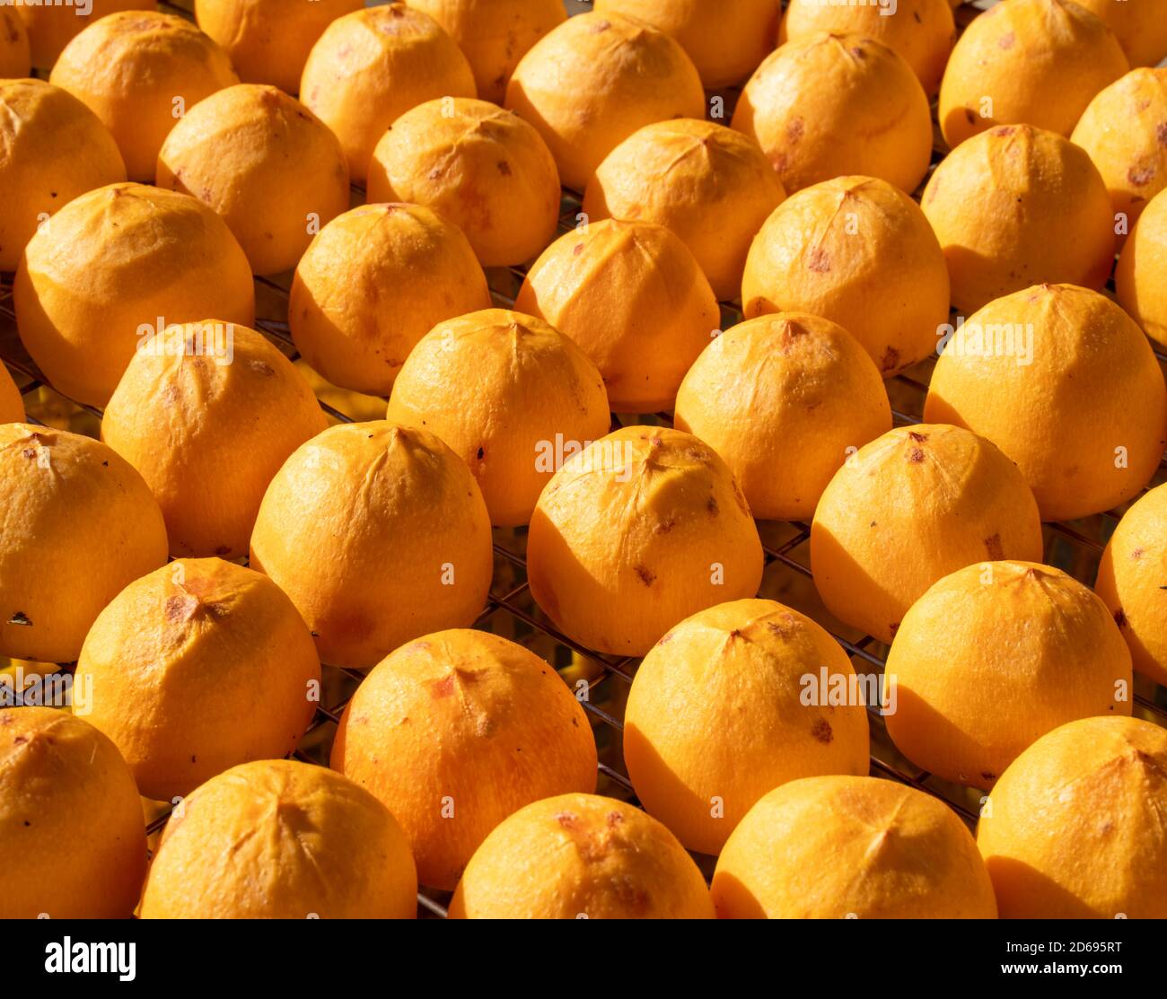 Making process of sun exposuring drying peeled dried persimmon in a