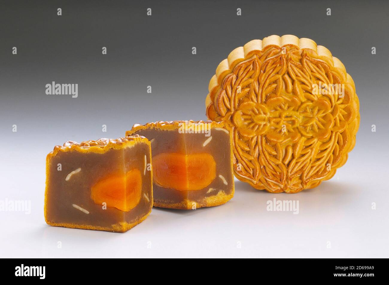 Lotus paste single yolk mooncake with lotus seeds for Chinese Mid