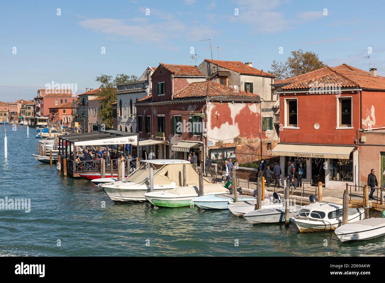 The Venetian Lagoon island of Murano - The Rio dei Vetrai and historic picturesque buildings with boats and cafe.  Murano, Venice, Italy. 2020 Stock Photo