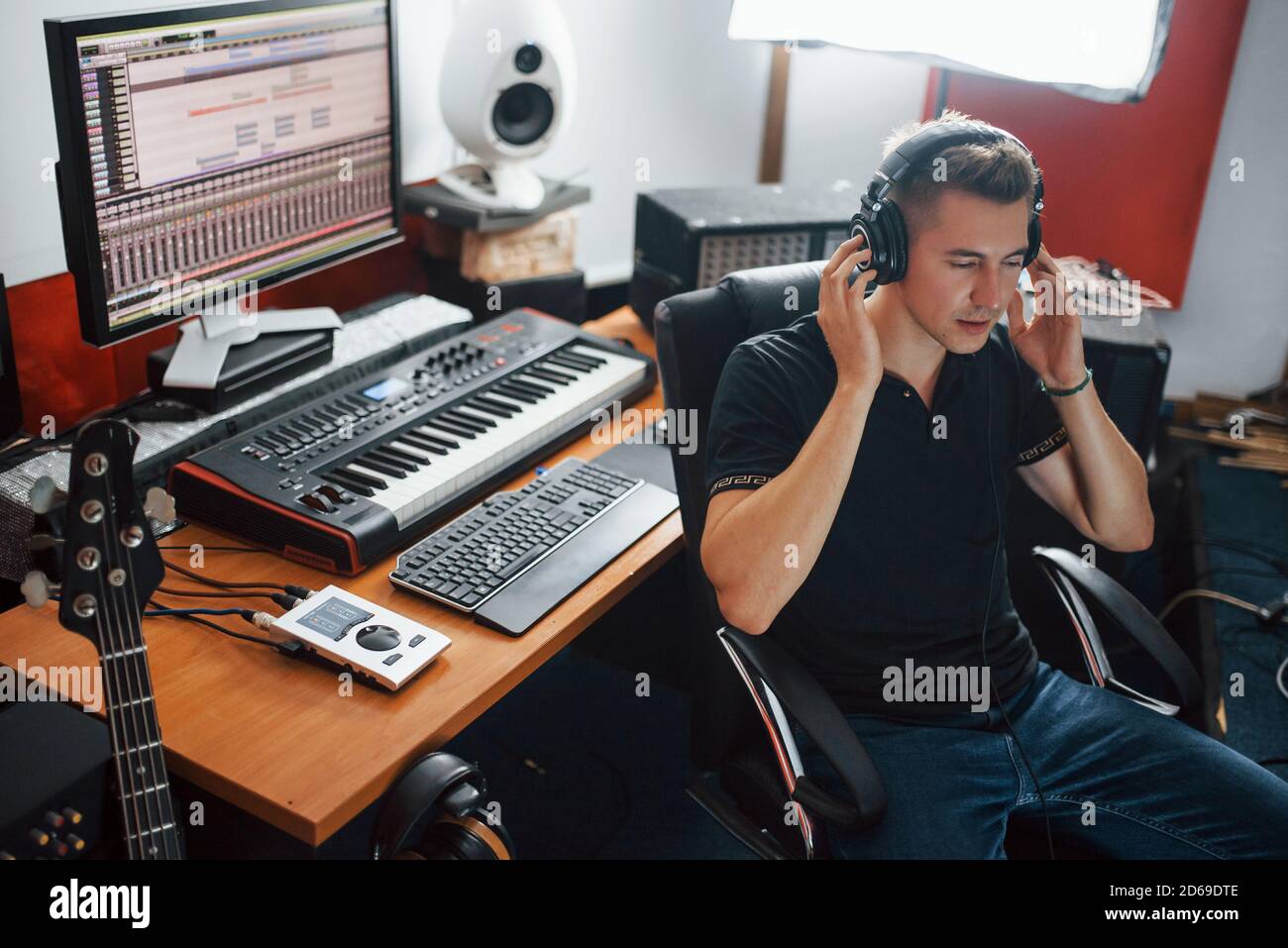 Lstening hires stock photography and images Alamy