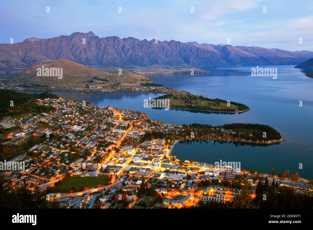 Queenstown downtown aerial view New Zealand at Dusk Stock Photo Alamy
