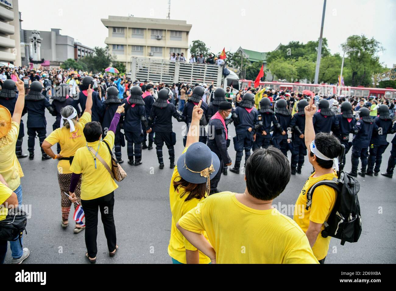 Thailand. 14th Oct, 2020. Thai people support the government and the monarchy during the procession of the Pro-democracy rally against the royalist elite and the military-backed government calling for political and monarchy reforms during on the 47th anniversary of the 1973 student uprising. (Photo by Vichan Poti/Pacific Press/Sipa USA) Credit: Sipa USA/Alamy Live News Stock Photo