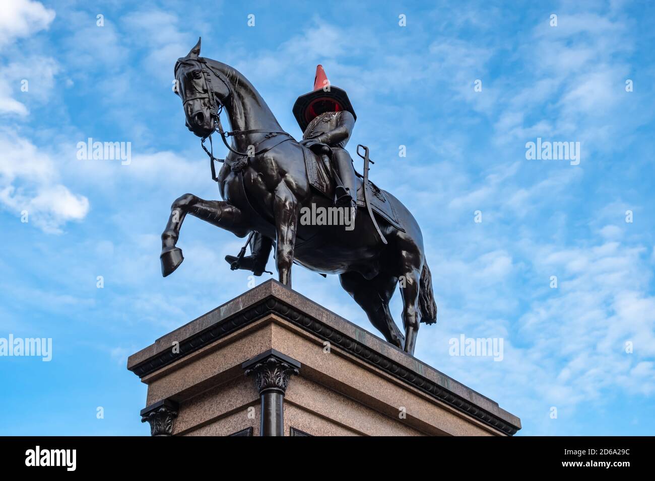 Glasgow, Scotland, UK. 15th October, 2020. UK Weather. The statue in