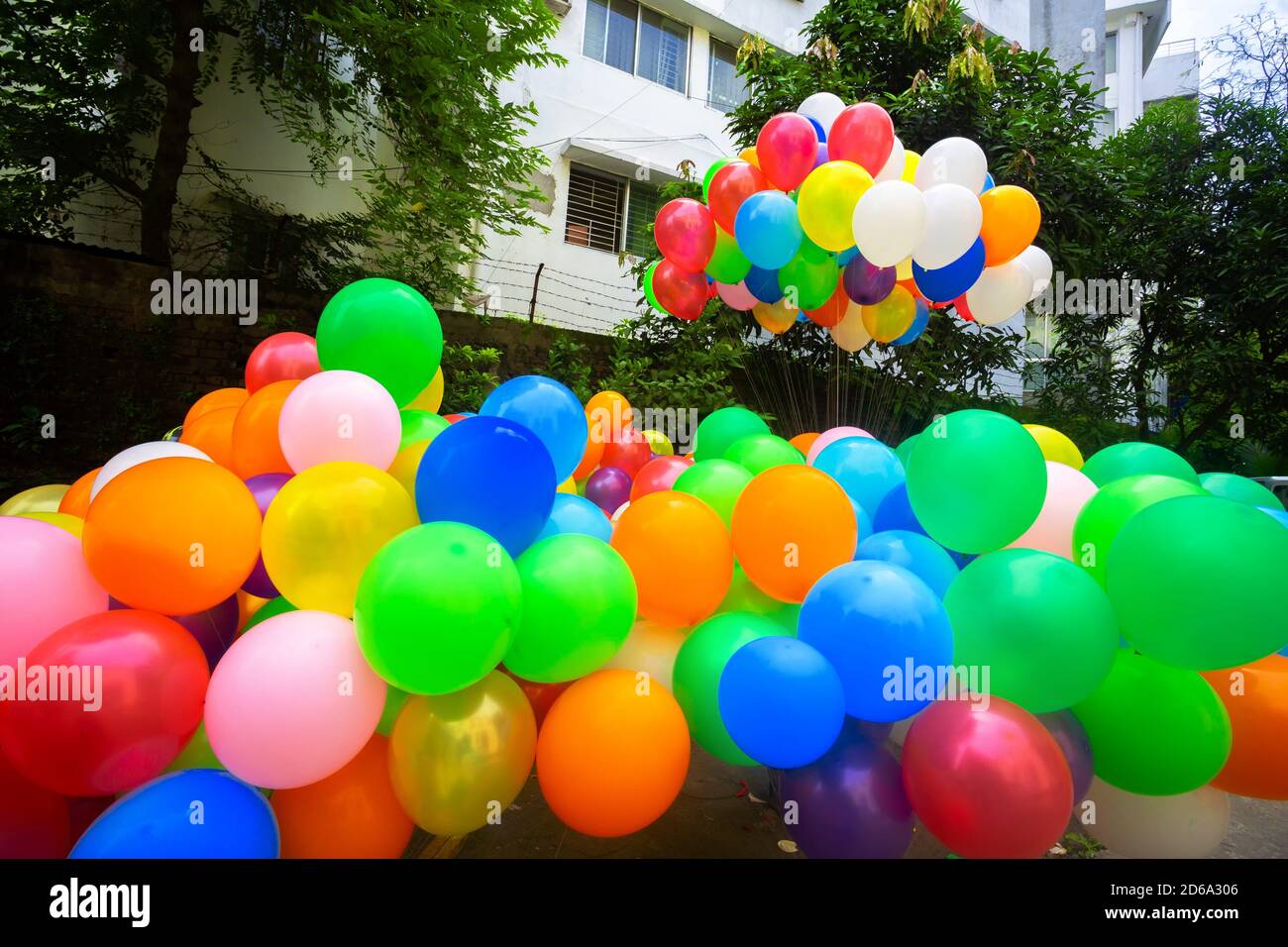 Une Pile De Longs Ballons De Modélisation Colorés Photo stock - Image du  paquet, modeler: 190599764