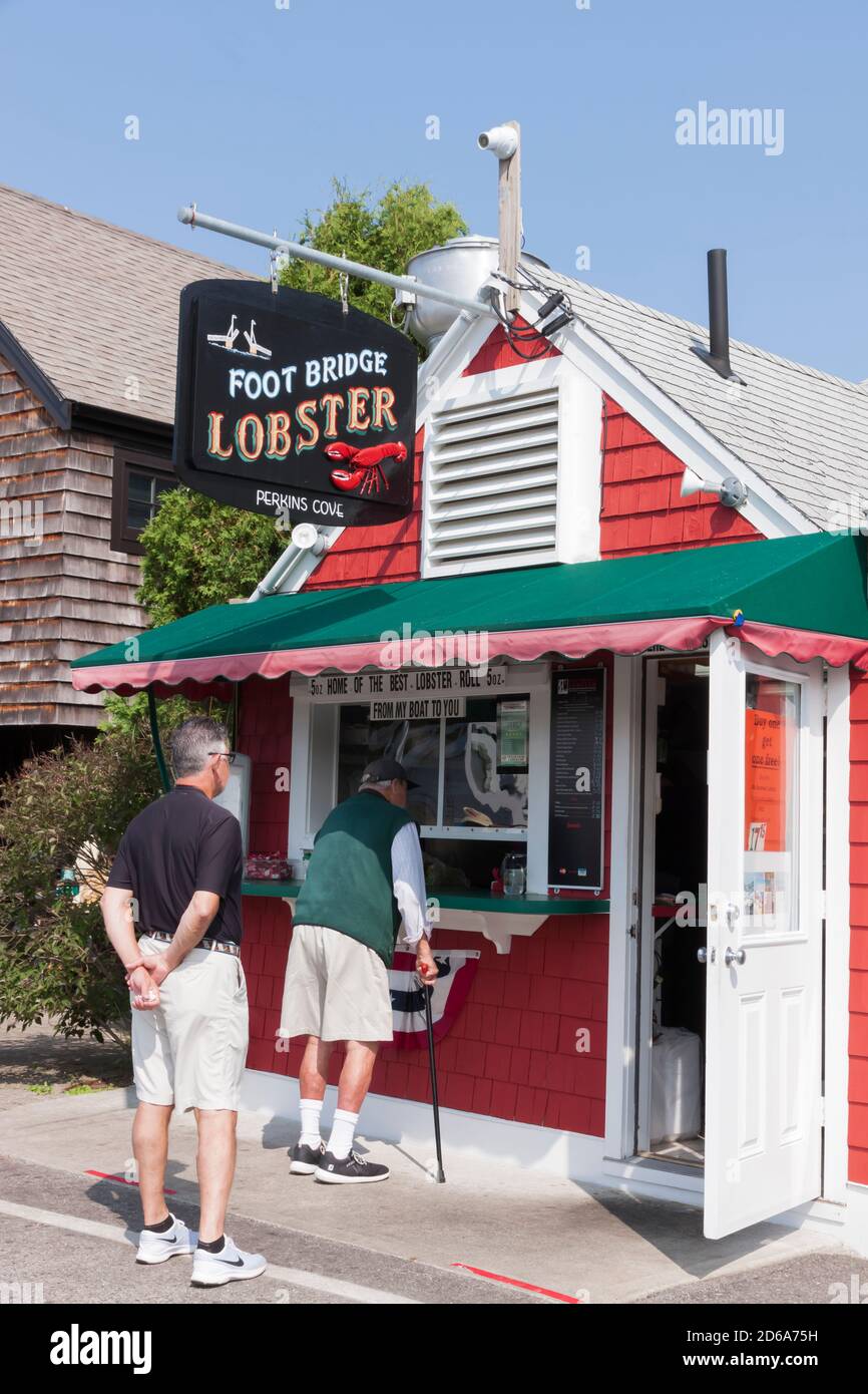 Footbridge Lobster takeout restaurant in Perkins Cove, Ogunquit, Maine, United States, famous for their 5-ounce value lobster rolls. Stock Photo