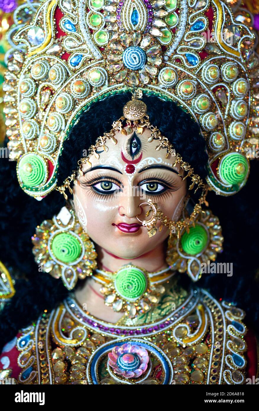 Guwahati, Assam, India. 15tth Oct 2020. Artisan making an idol of ...
