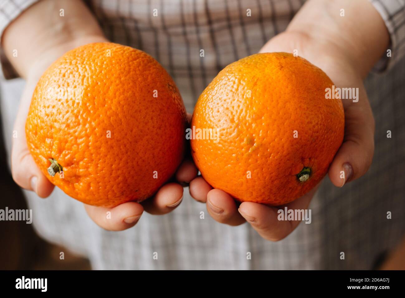 Female hands holding oranges hi-res stock photography and images - Alamy