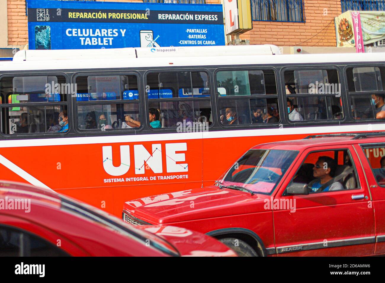 UNE urban truck in the center of Hermosillo, Sonora, Mexico. During the pandemic. Daily life downtown Hermosillo, Mexico. street photography. © (Photo By Luis Gutierrez / Norte Photo)  camion urbano UNE en el centro de Hermosillo, Sonora, Mexico. Durante la pandemia. Vida cotidiana centro de Hermosillo, Mexico. fotografia callejera.  Transporte  © (Photo By Luis Gutierrez/Norte Photo) Stock Photo