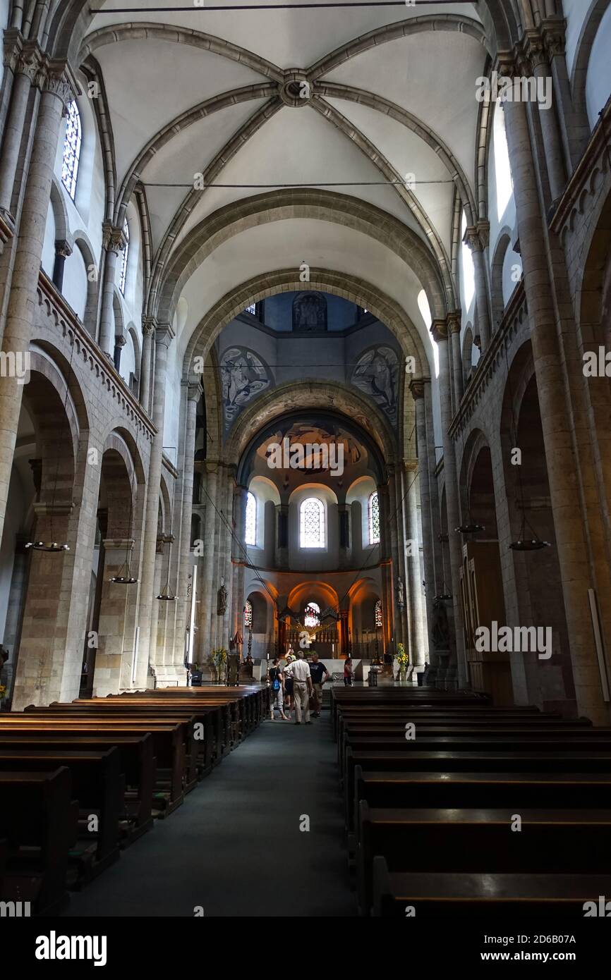 Innenansicht der romanischen Basilika St. Aposteln, Köln, Nordrhein-Westfalen, Deutschland Stock Photo