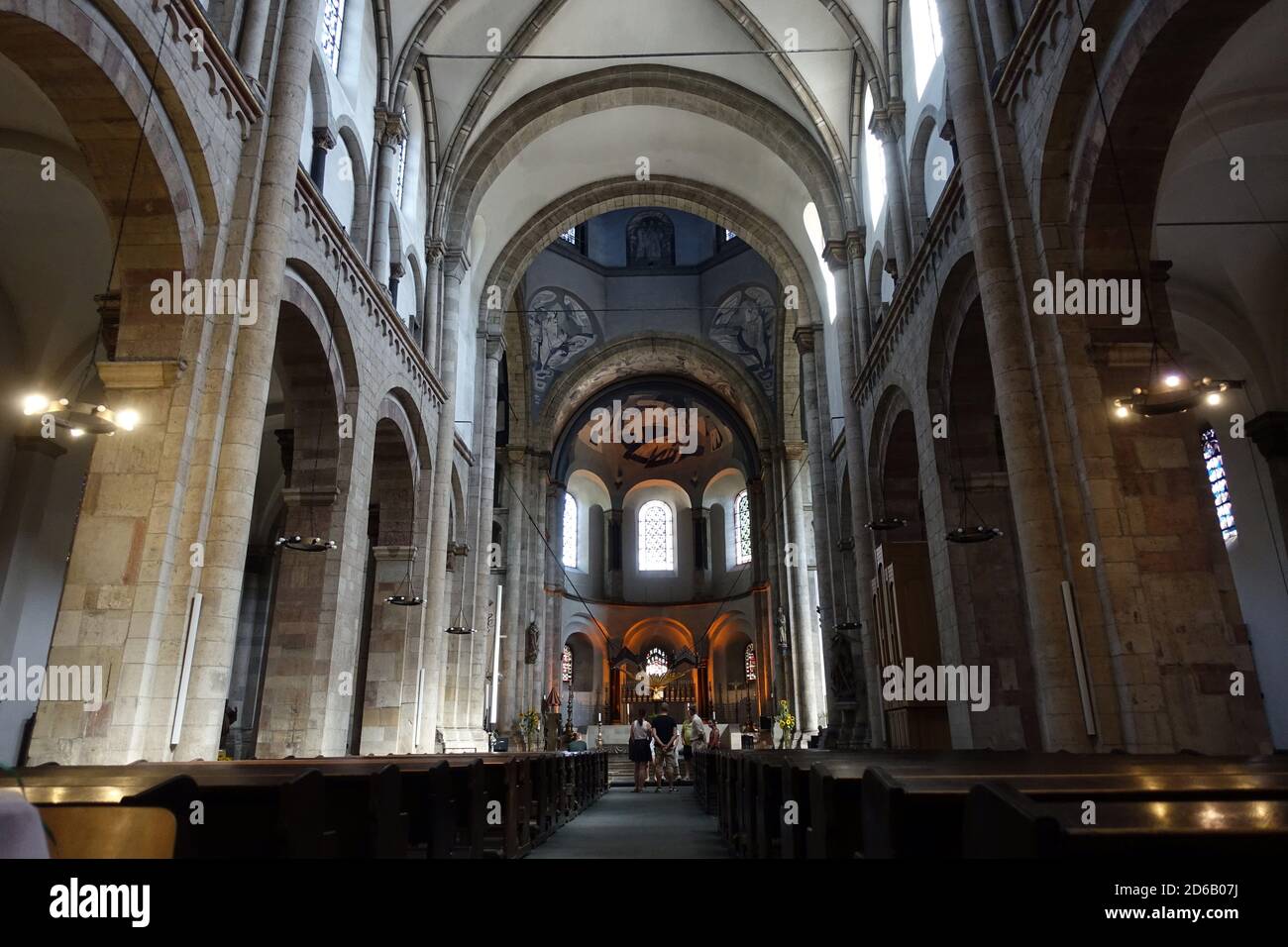 Innenansicht der romanischen Basilika St. Aposteln, Köln, Nordrhein-Westfalen, Deutschland Stock Photo