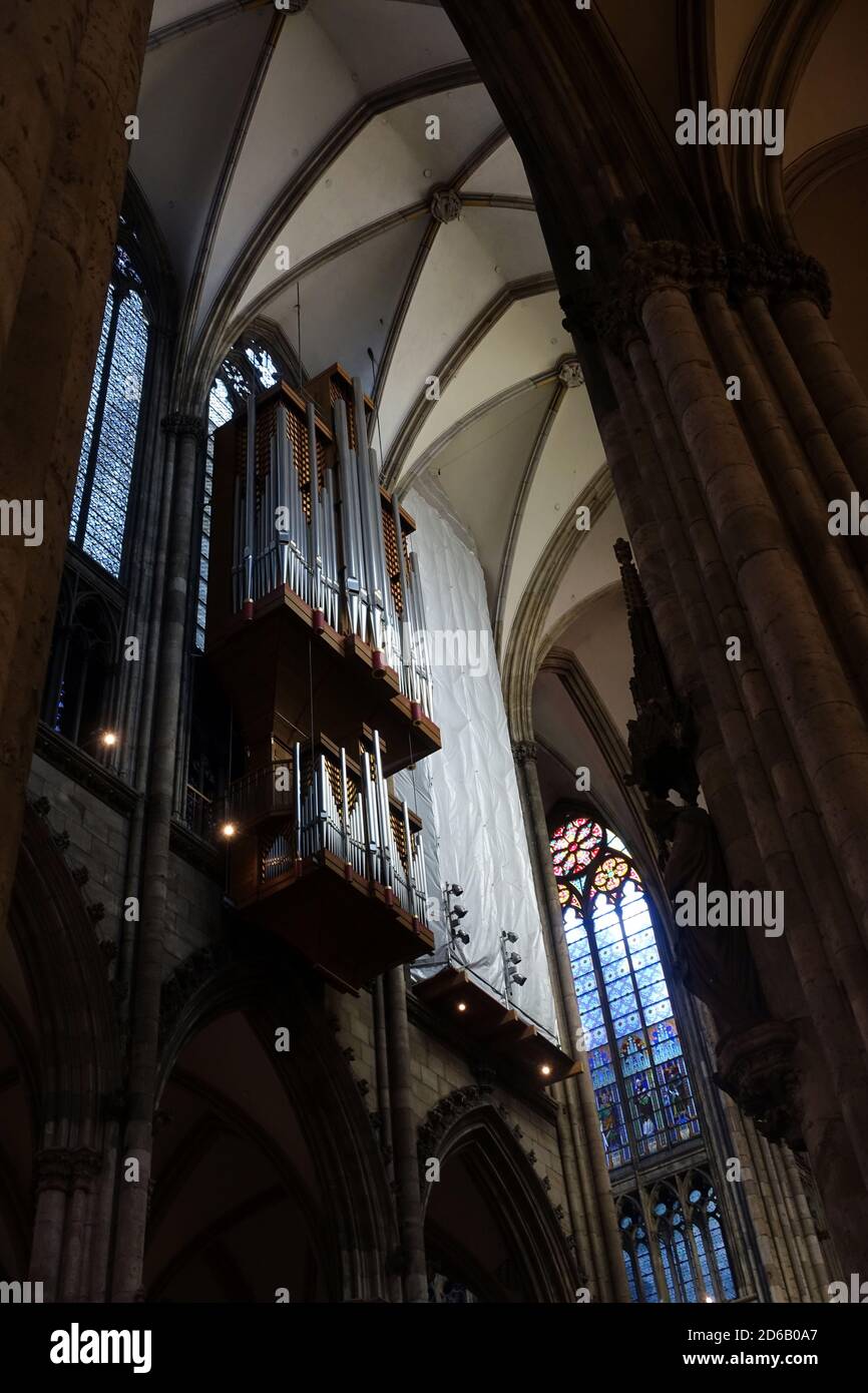 Blick auf die Schwalbennestorgel im Langhaus des Kölner Doms, Köln, Nordrhein-Westfalen, Deutschland Stock Photo